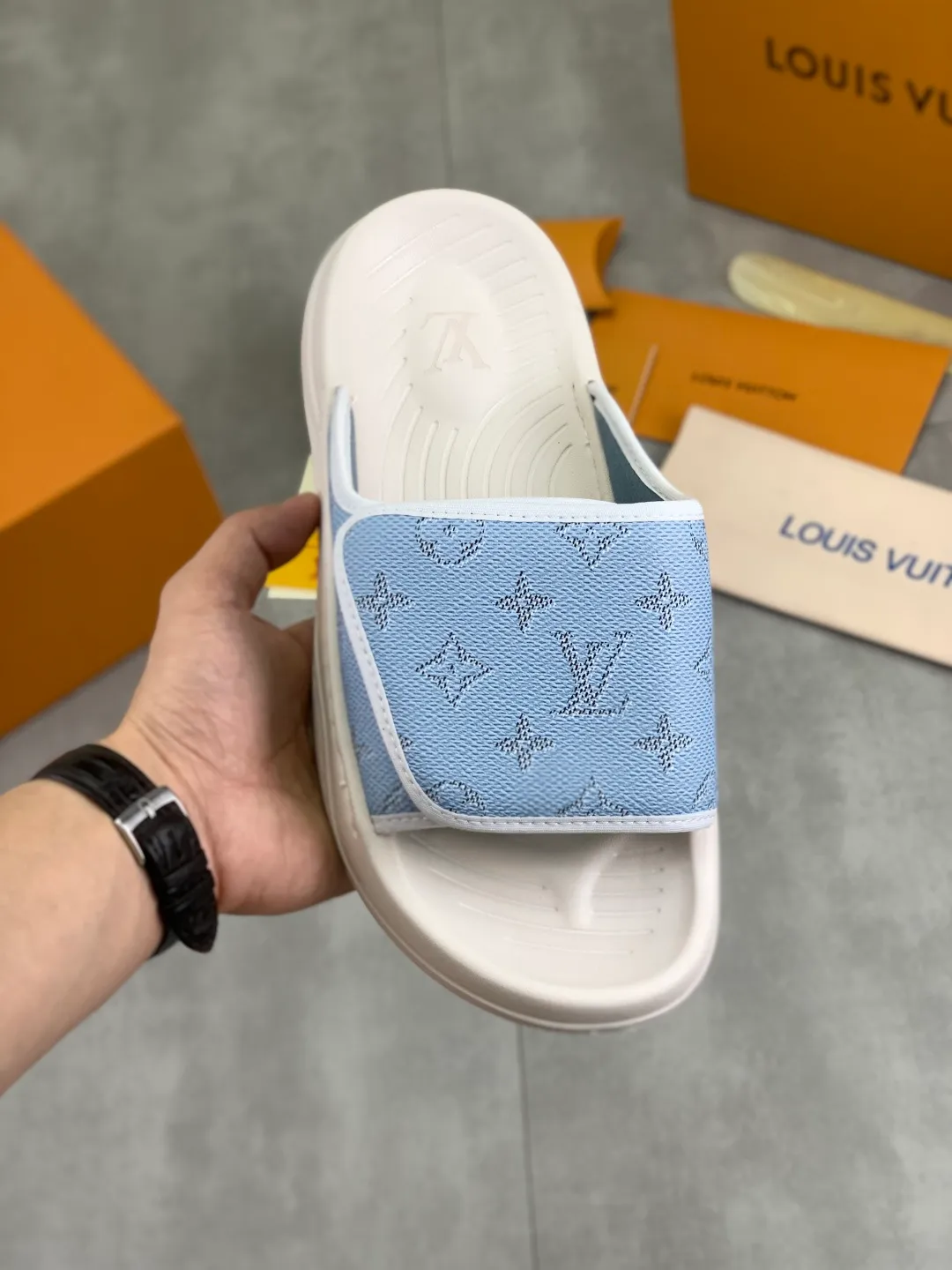 Men's shoes 💰P320💰【New style】🆘 Original quality 【LOUIS VUITTON】The popular Louis Vuitton LV men's slippers on the official website are on sale simultaneously! Original fabric imported from Italy. Original bottom provided by the original factory. Number of yards: 38-44 (customized to 45). Multiple colors to choose from. Fully packaged drawer box.